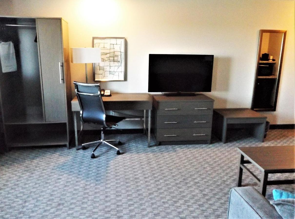 Brookstone Inn & Suites Fort Dodge Exteriör bild