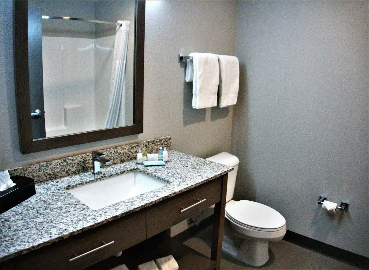 Brookstone Inn & Suites Fort Dodge Exteriör bild